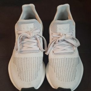 Women's Adidas swift run Silver